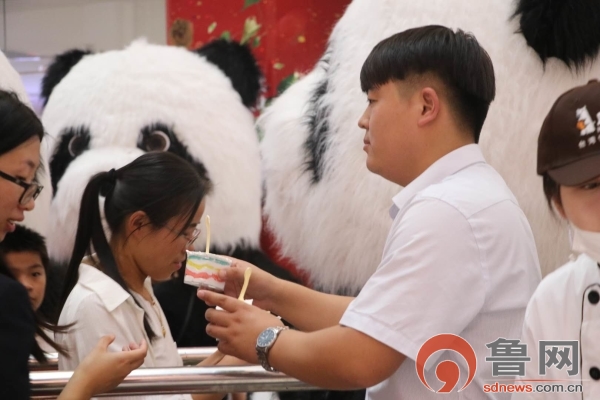 六米巨型蛋糕惊艳菏泽银座和谐广场周年庆典