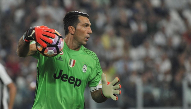 意大利门将布冯十大经典扑救,吉安路易吉布冯历史地位如何