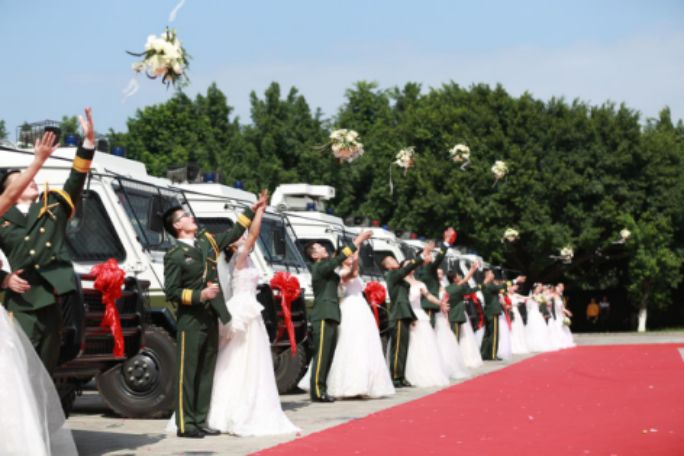 军旗为证，战友为媒：你嫁给爱情的样子，真美！