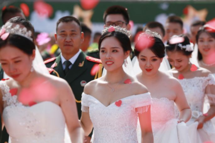 军旗为证，战友为媒：你嫁给爱情的样子，真美！