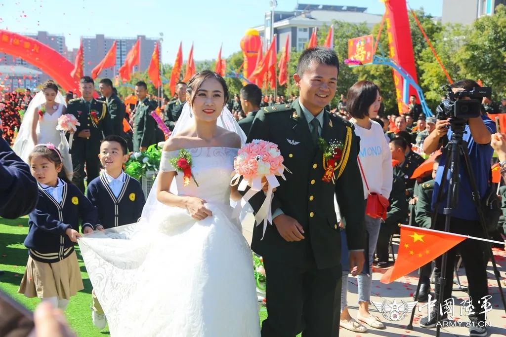 军旗为证，战友为媒：你嫁给爱情的样子，真美！