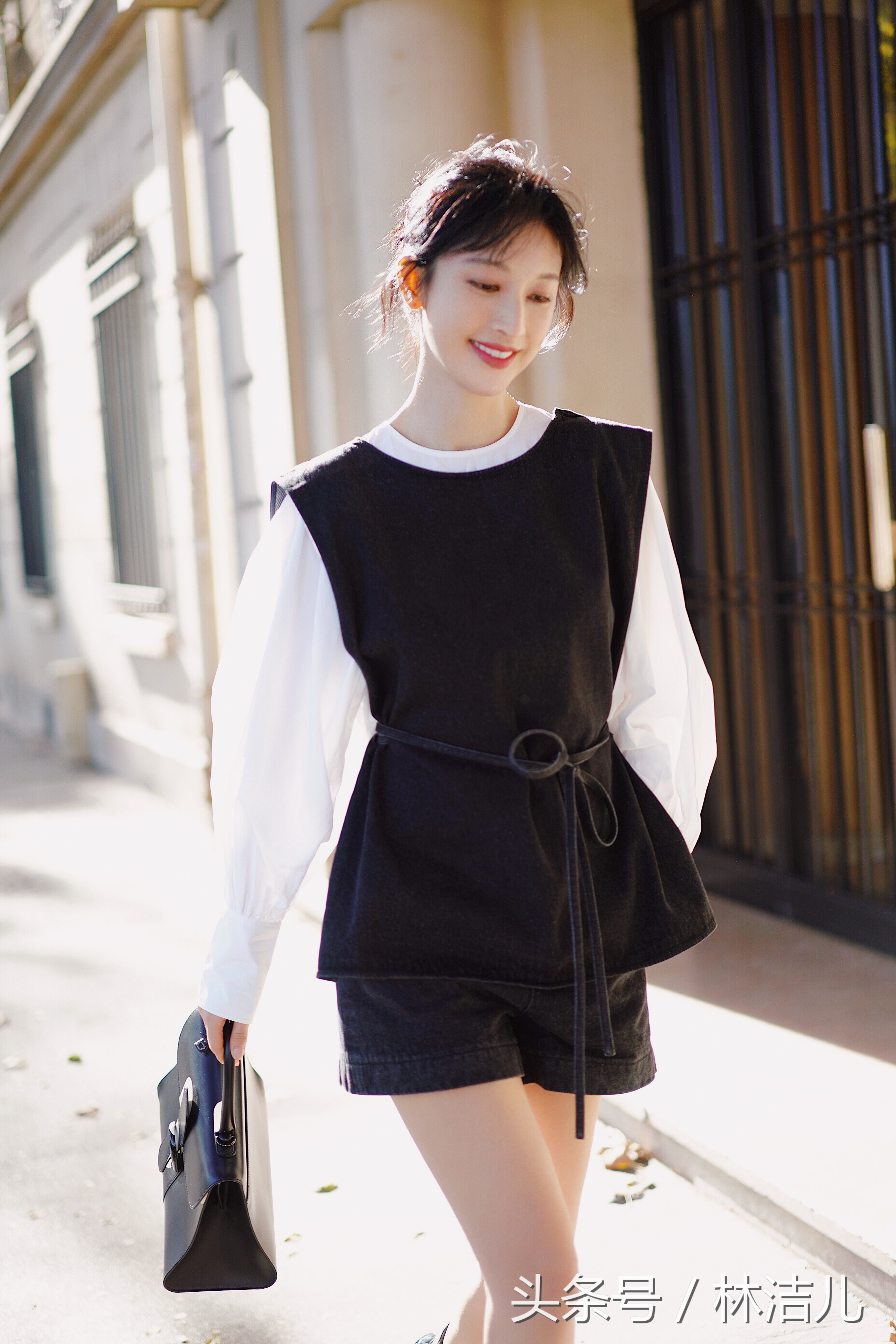 只穿一件t恤的视频,只穿一件t恤搭配