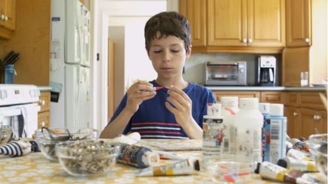 孩子用盒子建造废弃城市在家里,12岁男孩自己捡破烂