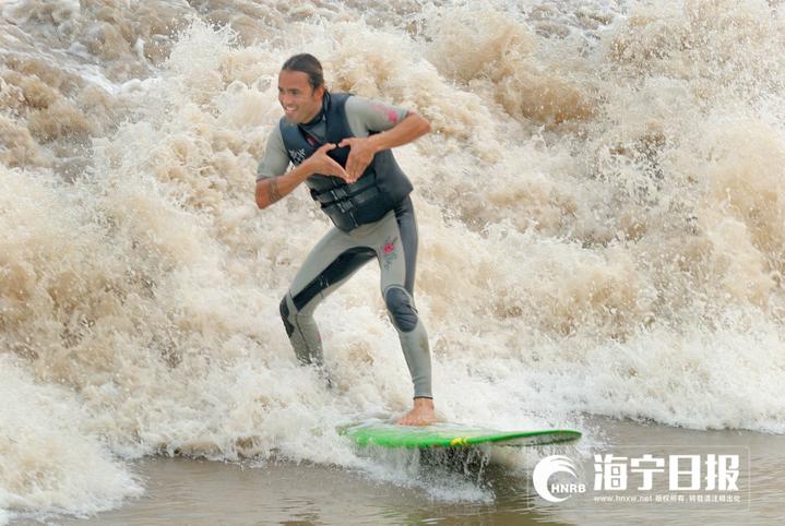 拍钱塘江大潮遭巨浪瞬间吞没,为了拍照被潮水冲走身亡