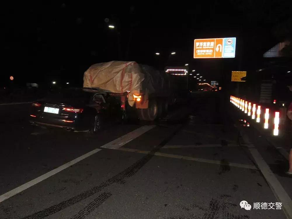 顺德这辆百万玛莎拉蒂被撞爆车头,玛莎拉蒂晚上被撞