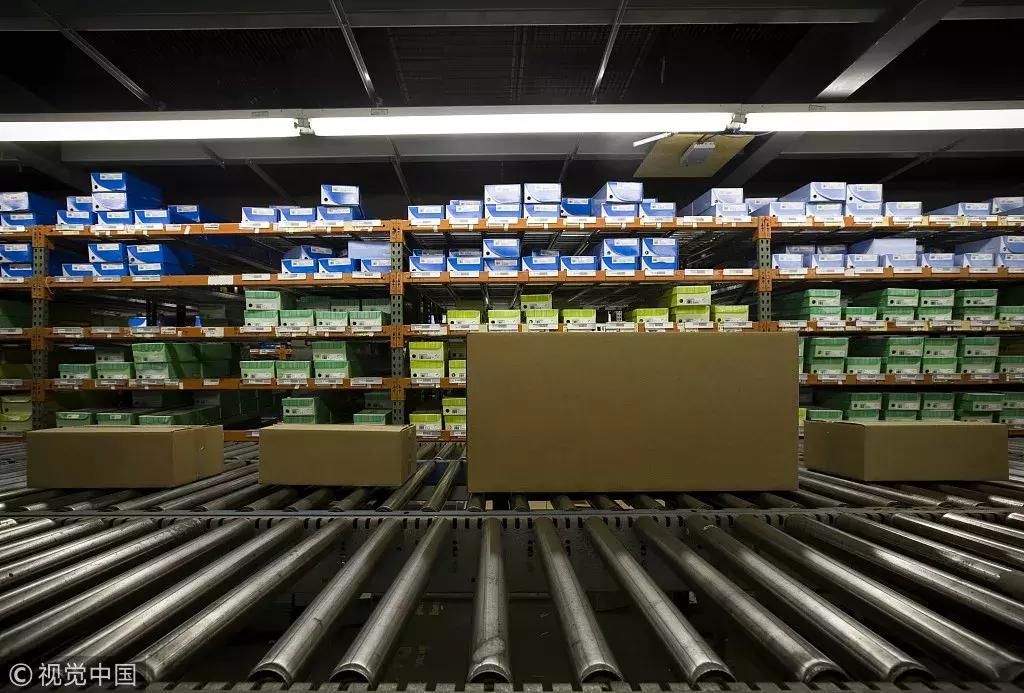 再见了，代购！再见了，微商！机场抓了100多人，男子当场下跪……