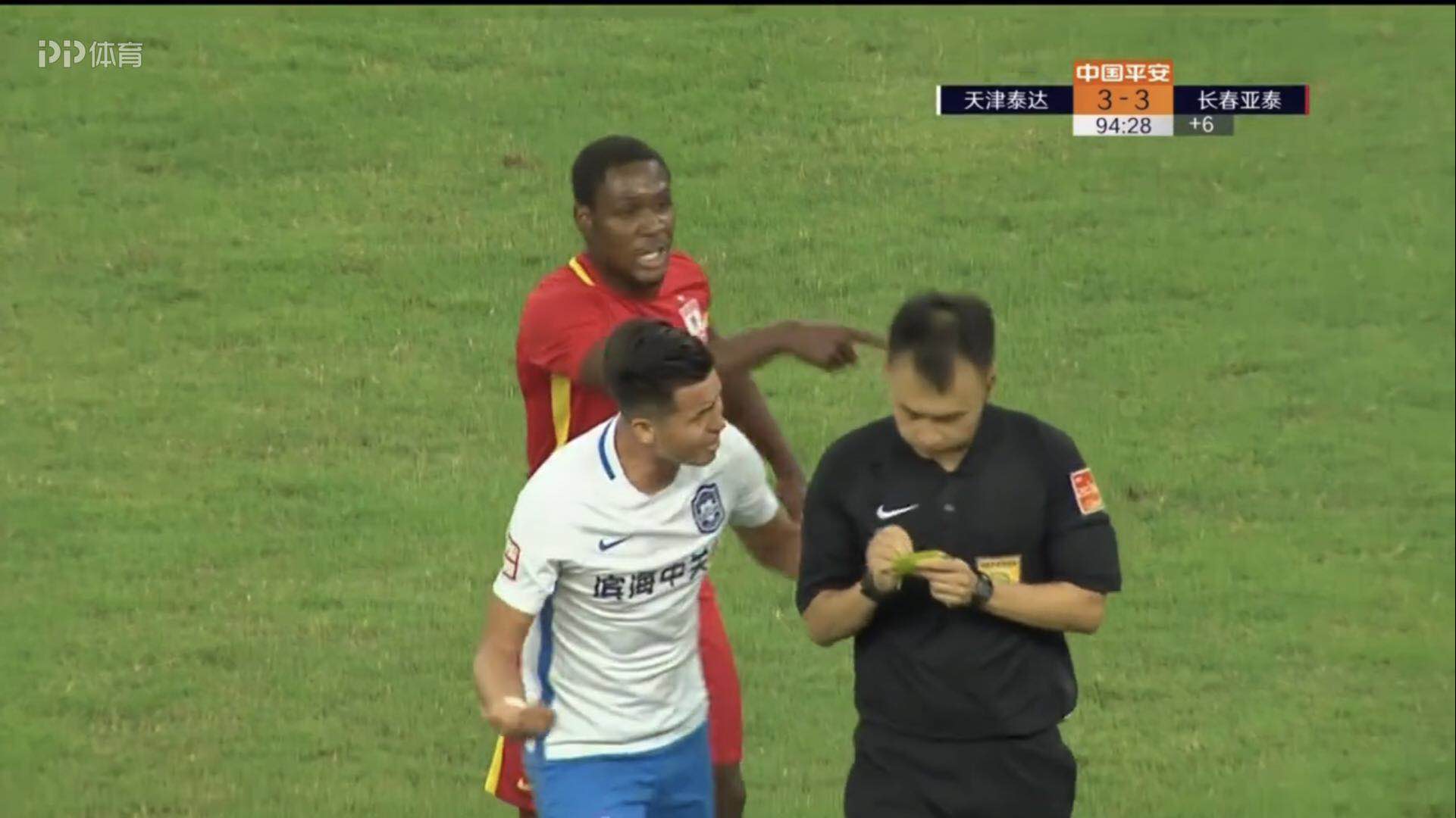 采访国足对武磊黄牌停赛的看法,被人指着鼻子骂可以还手吗