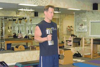 哑铃七天练出肌肉,7个哑铃动作训练全身爆发力