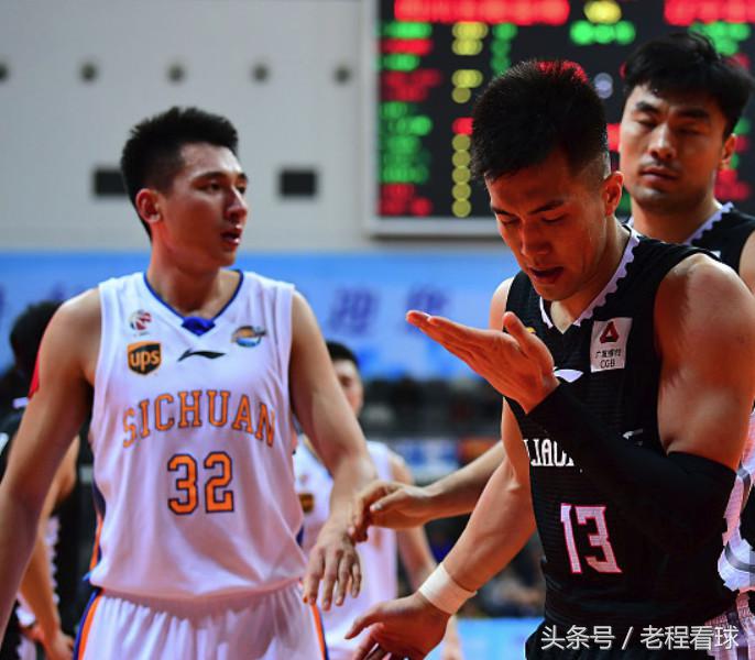 郭艾伦被肘击倒地,郭艾伦被肘击教练被罚出场