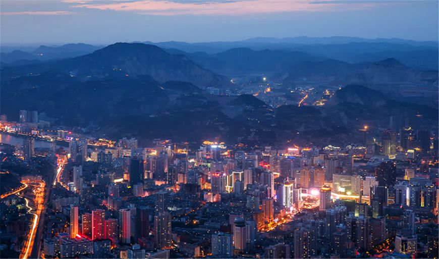 有座城市很有特色，像根黄瓜，主城区长一百公里，最窄处仅四公里