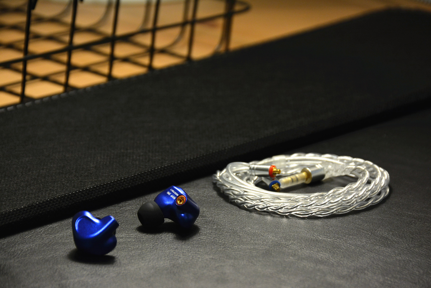 罕见六单元圈铁，线材可换，风格能调，BGVPDMG发烧级耳机体验