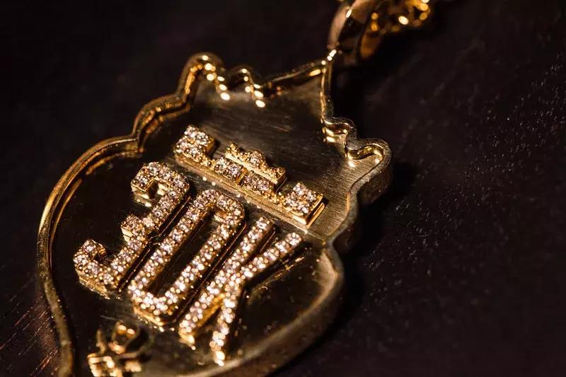 不止十万美金的镶钻球鞋!出自他手的球鞋,最便宜也要一千美金!