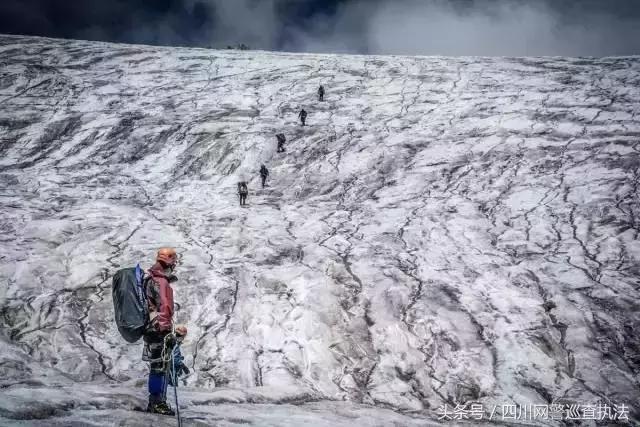 驴友非法穿越被困3天，烧内衣裤求救！理塘百余警民40多个小时冒雪搜救助其脱险……