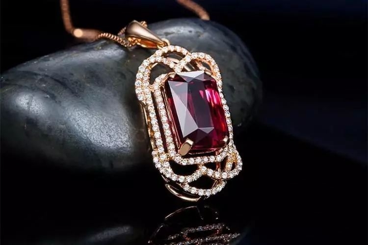 女的戴碧玺有什么讲究,女人戴什么颜色的碧玺最好