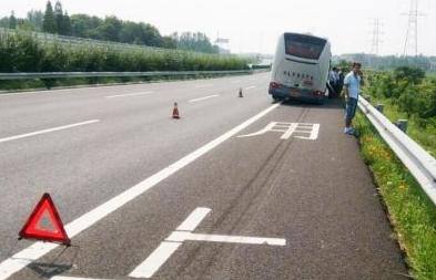 非紧急情况占用应急车道,孕妇占用应急车道