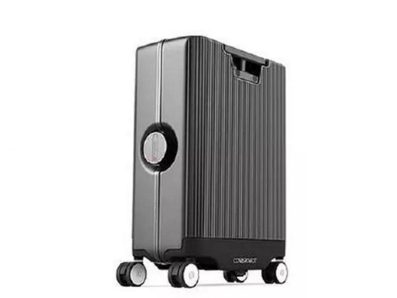 这款行李箱会自己动，超方便，酷！