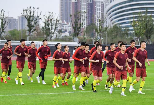 众人看国足,万众瞩目现场直播上演