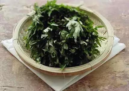 艾叶煮水的小妙用,妈妈用艾叶水煮鸡蛋