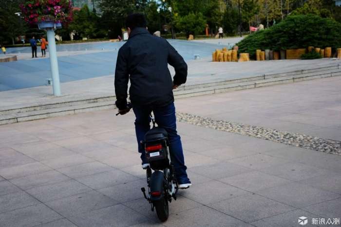 这才是真正的电动自行车,小牛评测特斯拉