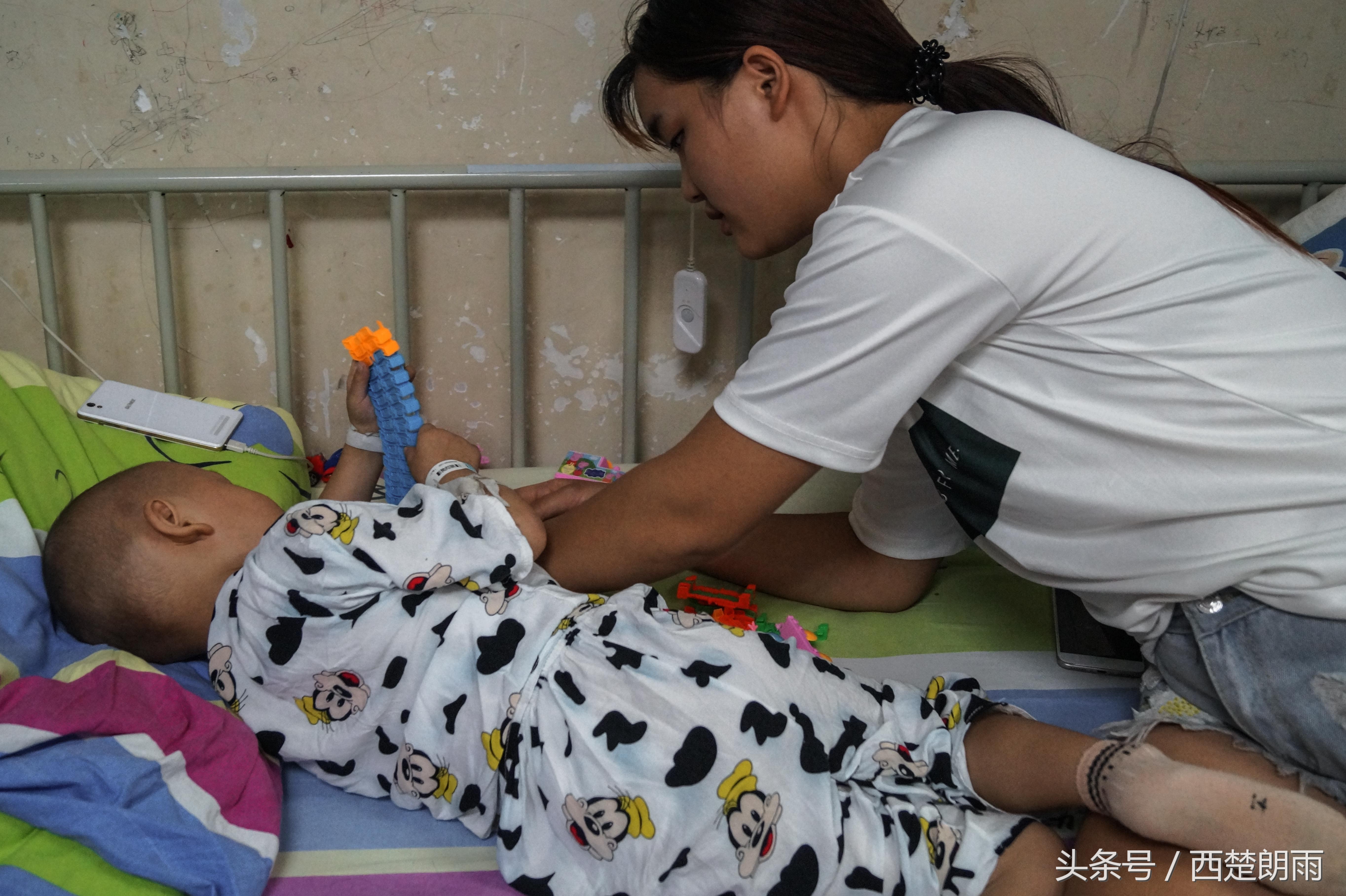 单亲妈妈带重病女儿求医,单亲妈妈带重病女儿艰难求医