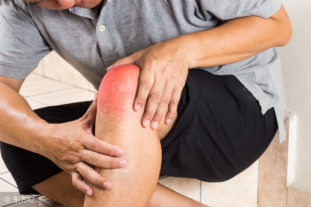 痛风，没有急性发作时，吃乌鸡白凤丸；急性发作时，吃龙胆泻肝丸