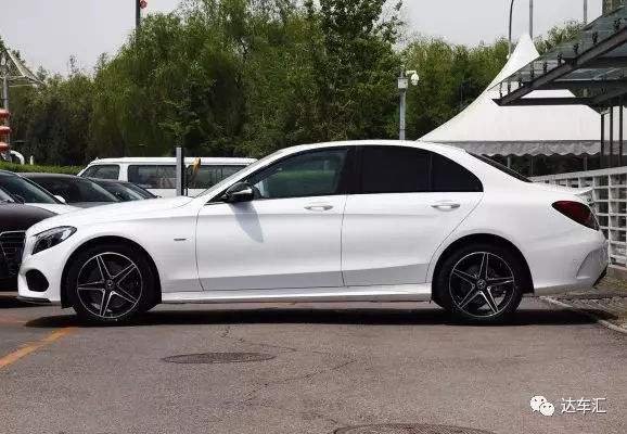 新买的车到底该不该贴车膜,新车到车里还需要贴膜吗