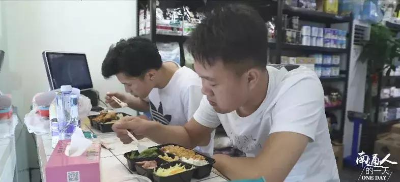 看到这家宠物店老板这么辛苦,我还是乖乖滚回去上班吧!