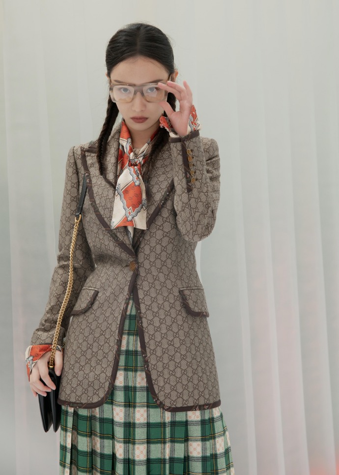 消失的她倪妮造型侧边麻花辫,不愧是女神倪妮随性穿搭都这么美