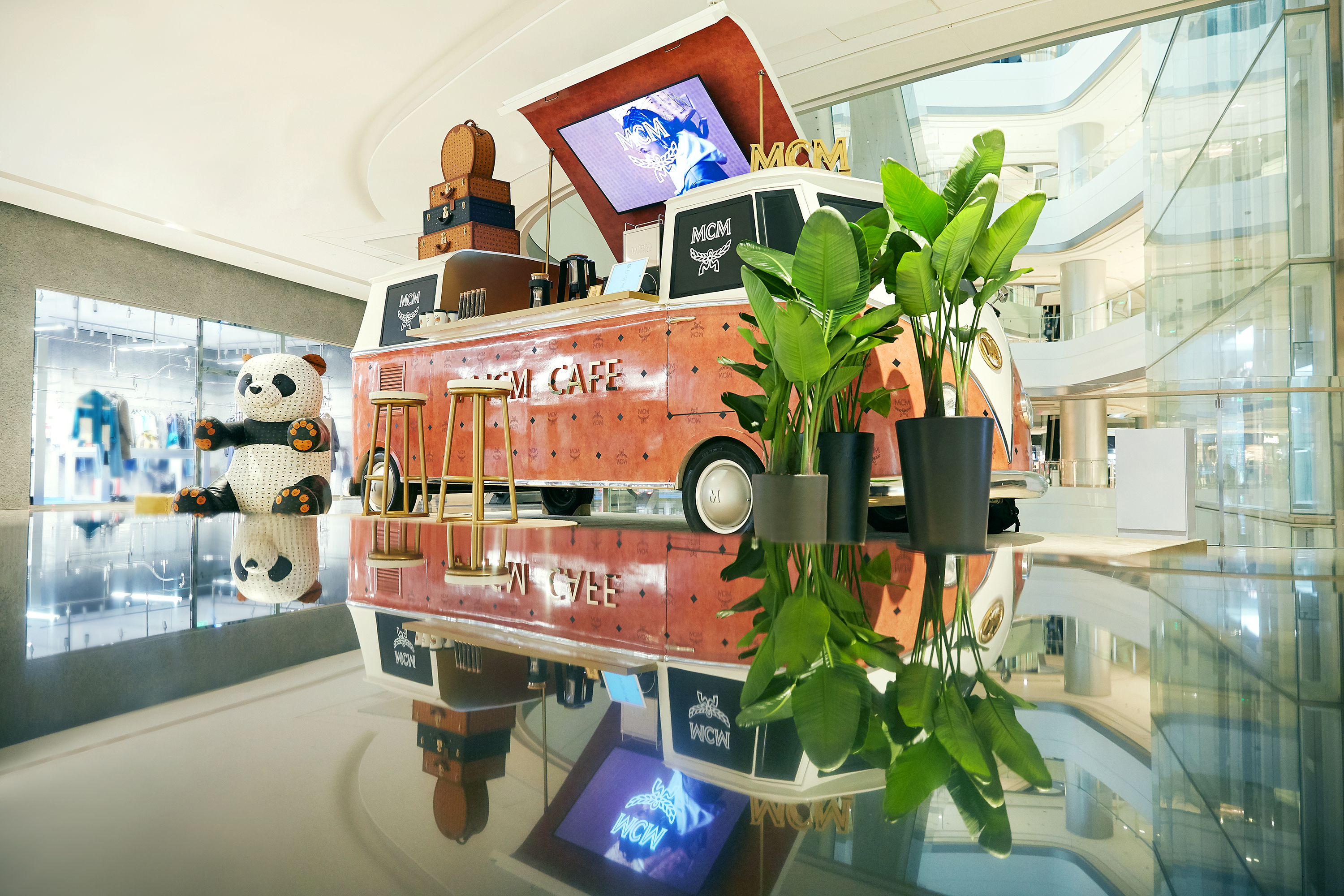 MCMCAFE复古巴士咖啡限时店登陆成都IFS国际金融中心