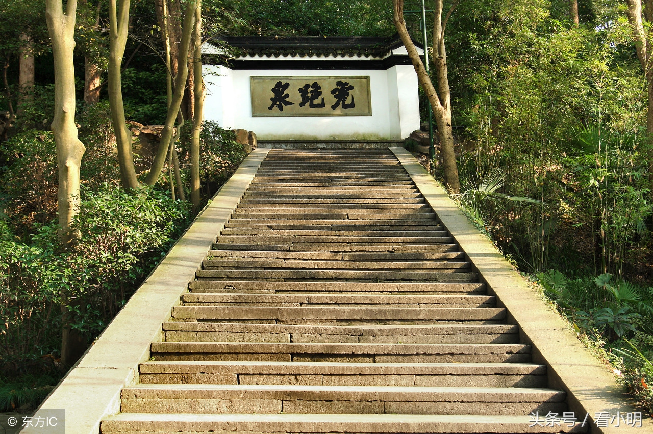 长亭外古道边芳草碧连天背景故事,长亭外古道边芳草碧连天全诗背景