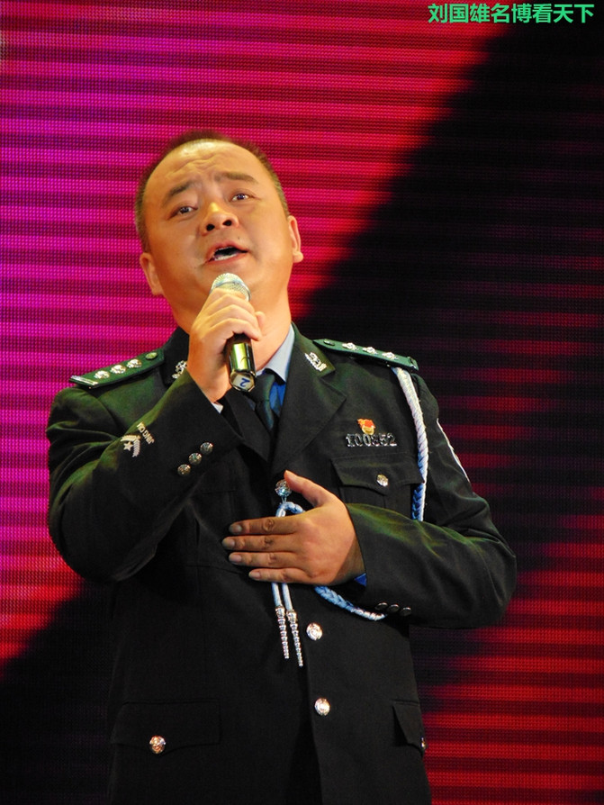 抱着个小孩,歌声还那么高亢,艺院老教授翁葵赢得满堂彩!