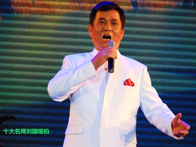 抱着个小孩,歌声还那么高亢,艺院老教授翁葵赢得满堂彩!