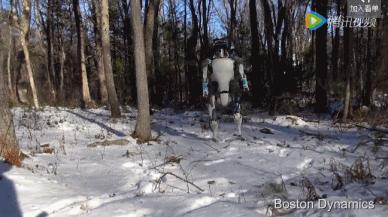 机器人跑酷太空步,机器人跑酷单脚跳上阶梯