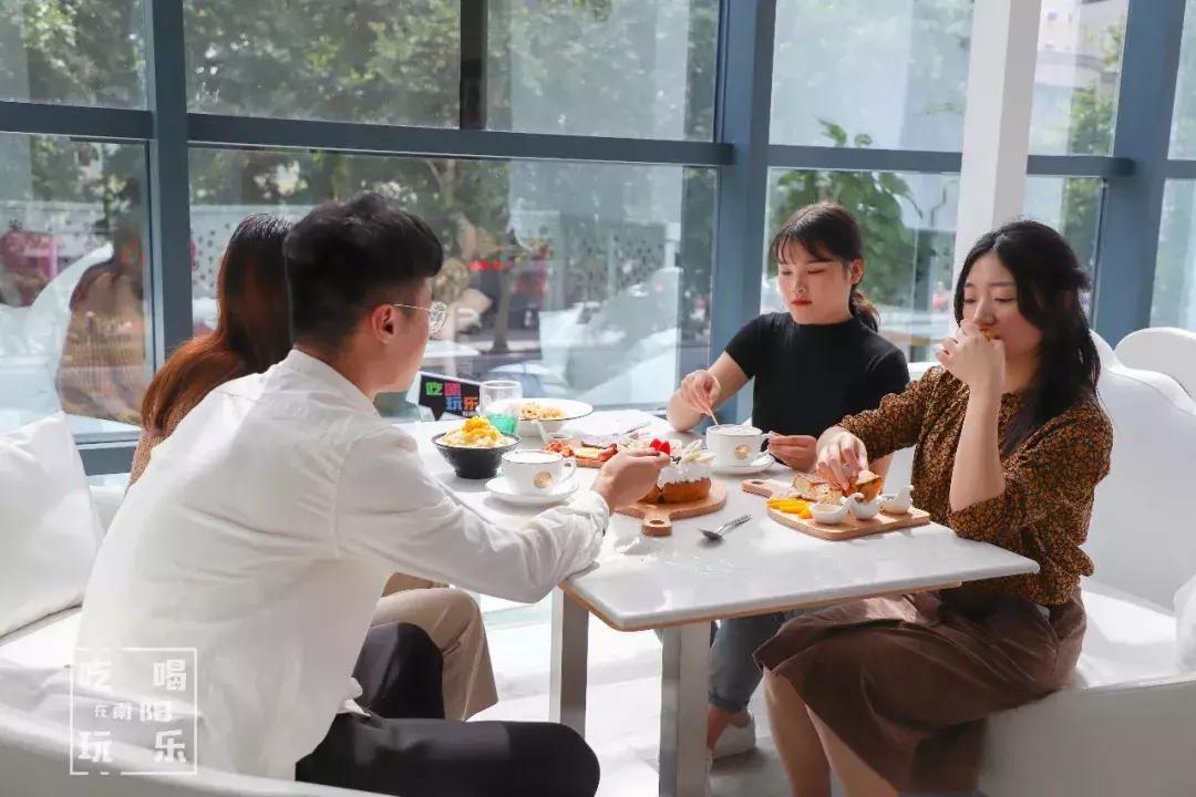 南阳shou家全透明撸猫咖啡馆！有手臂长的牛排！面包届的法拉利！