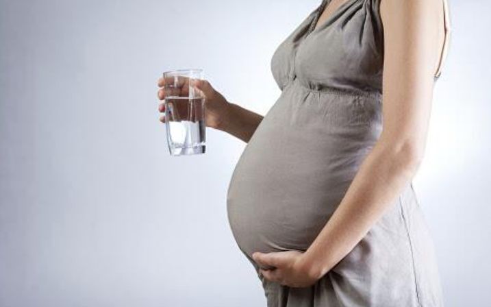 怀孕后总感觉口渴怎么回事,怀孕三个月老是感觉口渴怎么回事