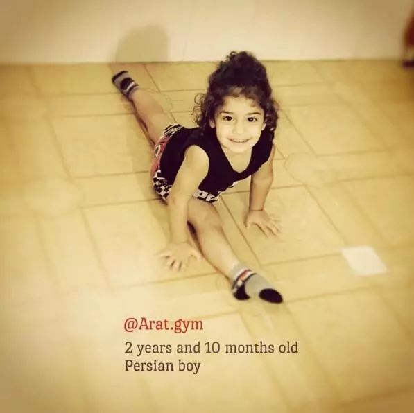 小孩倒立俯卧撑,倒立俯卧撑小学生练八块腹肌