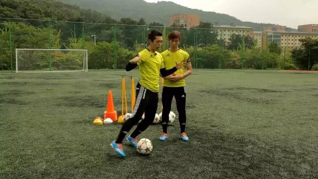 拿球背转身过人,背身拿球时这样过人