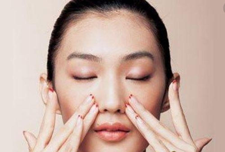 怎么可以缩小鼻子黑头,鼻子大黑头怎么挤出来