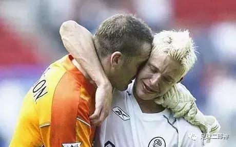 为曼联踢断腿的男人,为曼联付出一切的球员