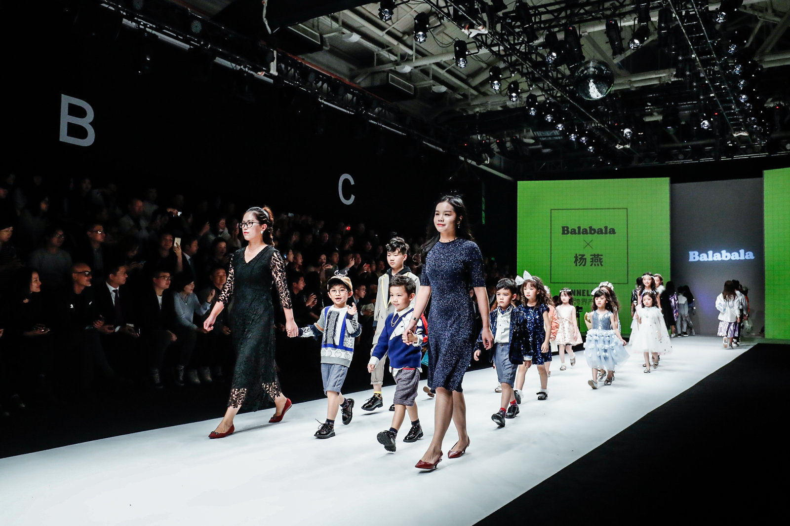 唐老鸭服装套装,巴拉巴拉官方视频唐老鸭