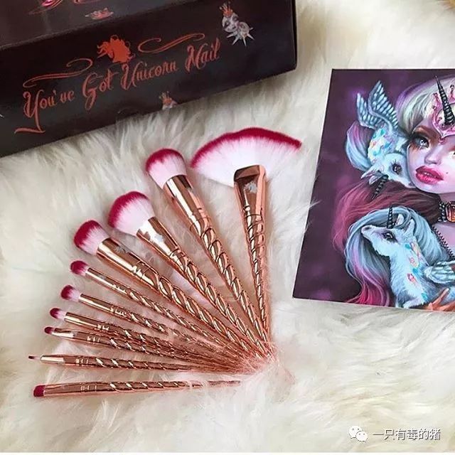 深扒摔跤炫富：原来富婆们20w包包里的东西也没什么了不起