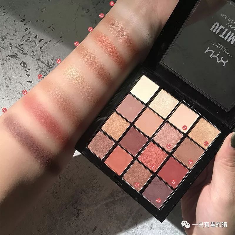 深扒摔跤炫富：原来富婆们20w包包里的东西也没什么了不起