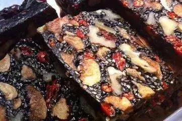 妈妈每天给女儿包里放两片，女儿吃得半夜流鼻血……