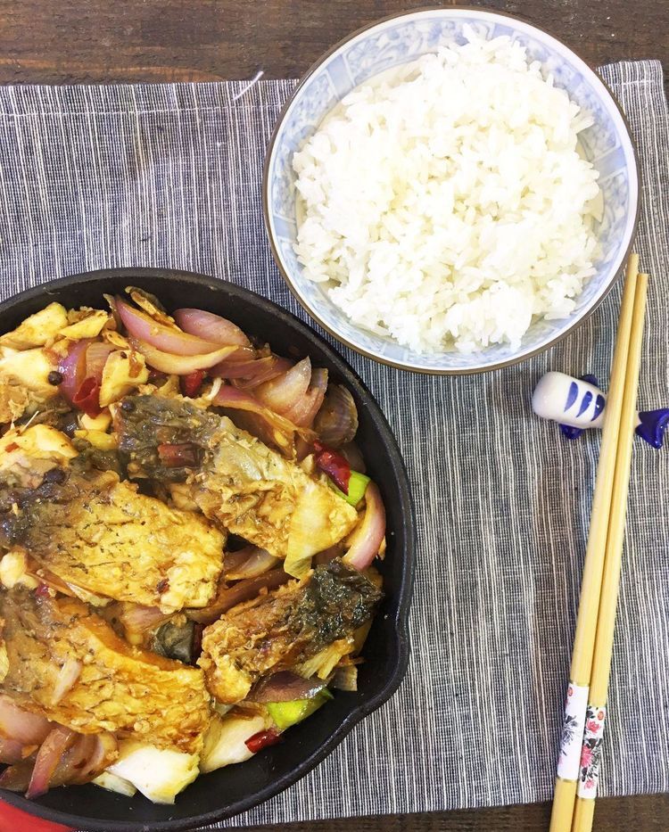 制作洋葱蒜香鱼块的方法,洋葱烧鱼块的家常做法