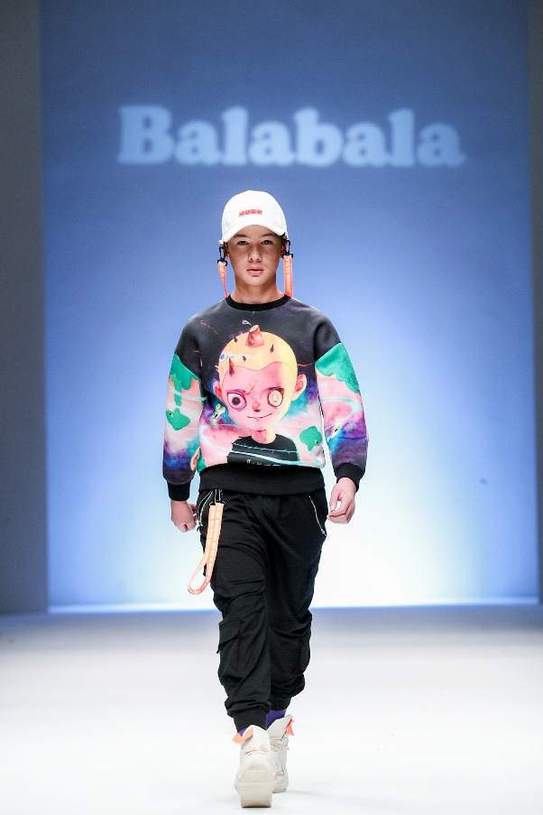 巴拉巴拉唐老鸭羽绒服深蓝,巴拉巴拉迪士尼唐老鸭联名款