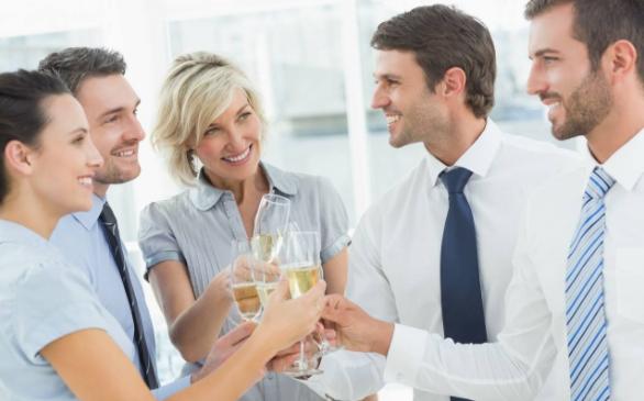 喜欢同事又相处很好的女生怎么办,喜欢同事的女生怎么拉近关系