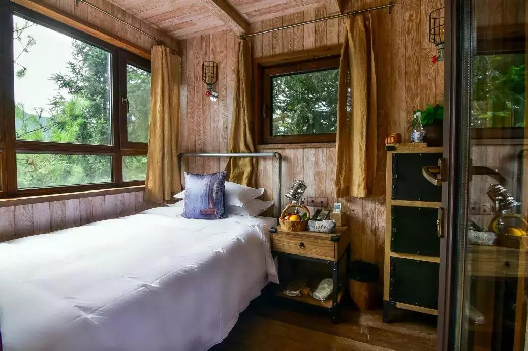 这片媲美京都的红叶之森只藏15栋梦幻树屋，杭州1.5h直达！