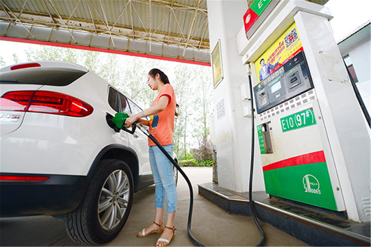 车子油表亮黄灯还能开多远,汽车油表黄灯亮起还能跑多少公里