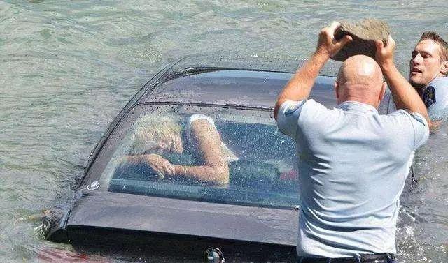 汽车落水自救技巧视频教程卡通,汽车落水如何自救逃生