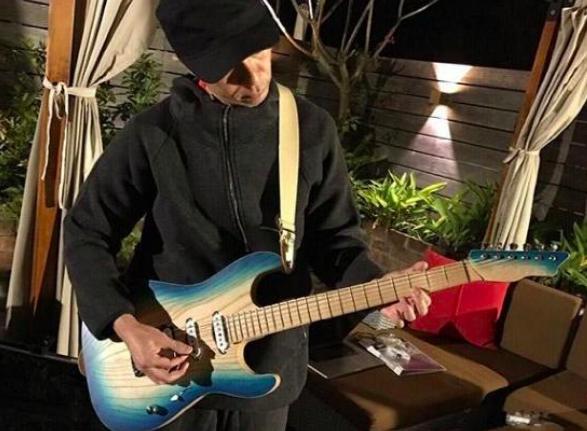 揭秘香港歌手李克勤的家，摆放着架子鼓吉他乐器，文末有全家福